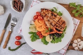 Filete de pollo con limón, tomate y zanahoria