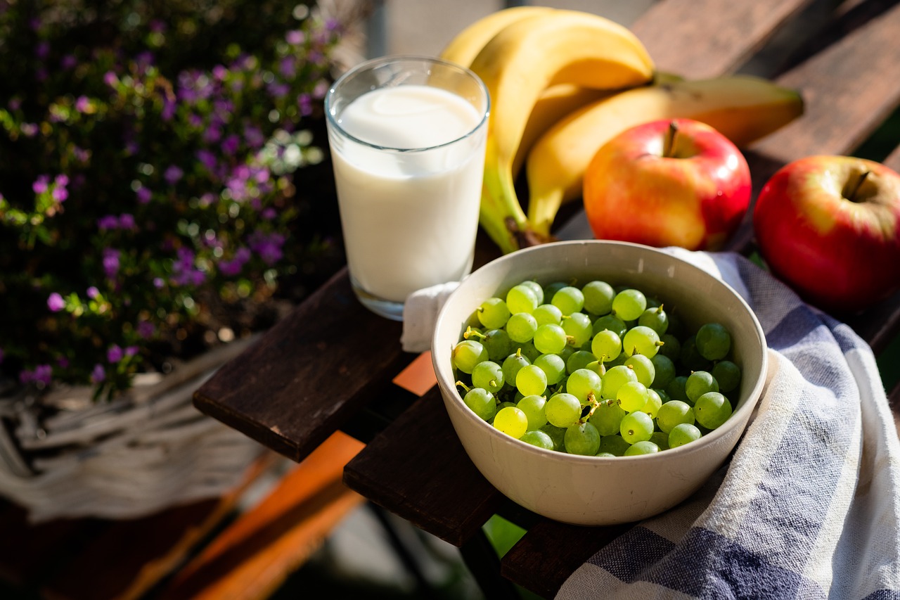Mesa con frutas frescas y comida saludable